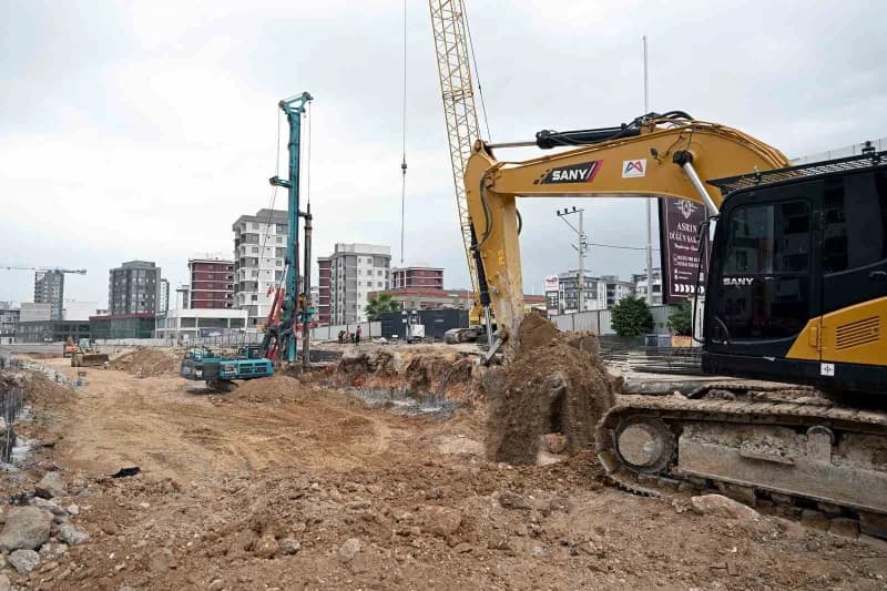 Mersin Büyükşehir Belediyesi tarafından Mezitli ilçesinde hayata geçirilen bin 720 metre uzunluğundaki Vatan Caddesi Kuy