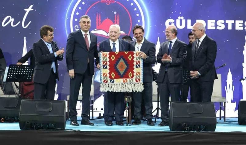 Mersin’de Camiler ve Din Görevlileri Haftası kapsamında düzenlenen 'naat Güldestesi' programında, Hz. Muhammed’e duyulan