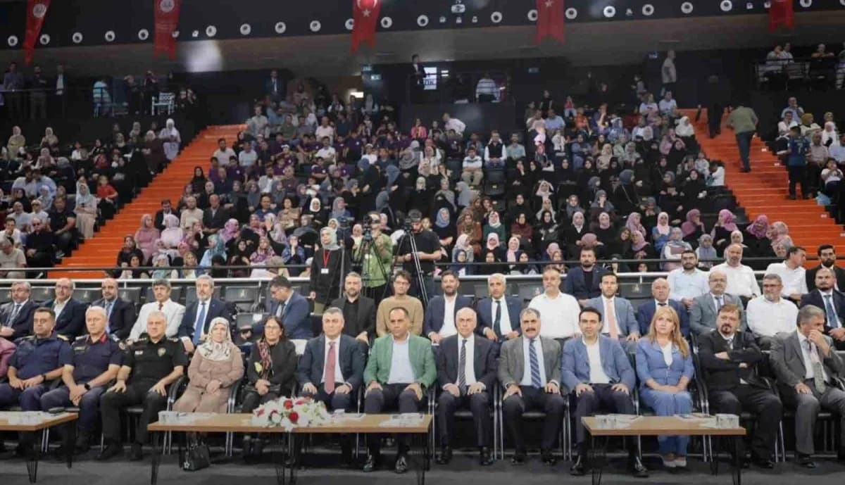 Mersin’de Camiler ve Din Görevlileri Haftası kapsamında düzenlenen 'naat Güldestesi' programında, Hz. Muhammed’e duyulan
