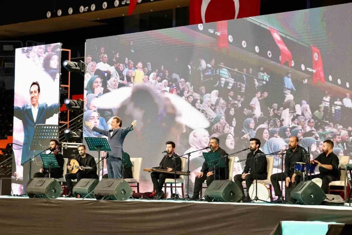 Mersin’de Camiler ve Din Görevlileri Haftası kapsamında düzenlenen ’Naat Güldestesi’ programında sahnede naat ve kaside