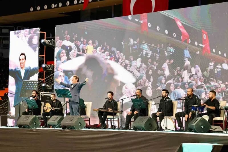 Mersin’de Camiler ve Din Görevlileri Haftası kapsamında düzenlenen ’Naat Güldestesi’ programında sahnede naat ve kaside