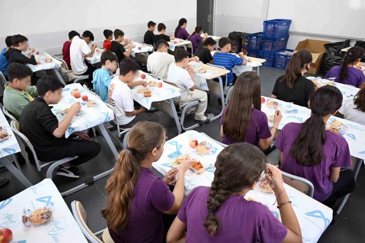 Mersin Büyükşehir Belediyesi tarafından öğrencilere ücretsiz öğle yemeği dağıtımı yapılıyor