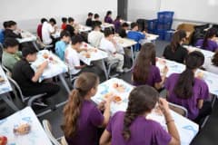 Mersin Büyükşehir Belediyesi tarafından öğrencilere ücretsiz öğle yemeği dağıtımı yapılıyor