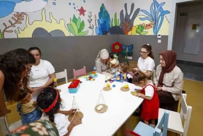 Mersin Silifke ve Huzurkent Çocuk Kampüsleri’nde oyun atölyesine katılan çocuklar ve anneleri
