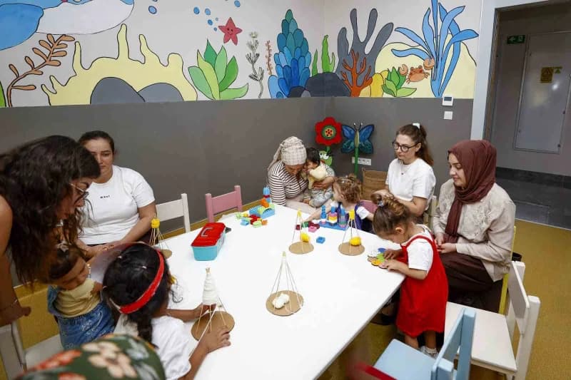 Mersin Silifke ve Huzurkent Çocuk Kampüsleri’nde oyun atölyesine katılan çocuklar ve anneleri