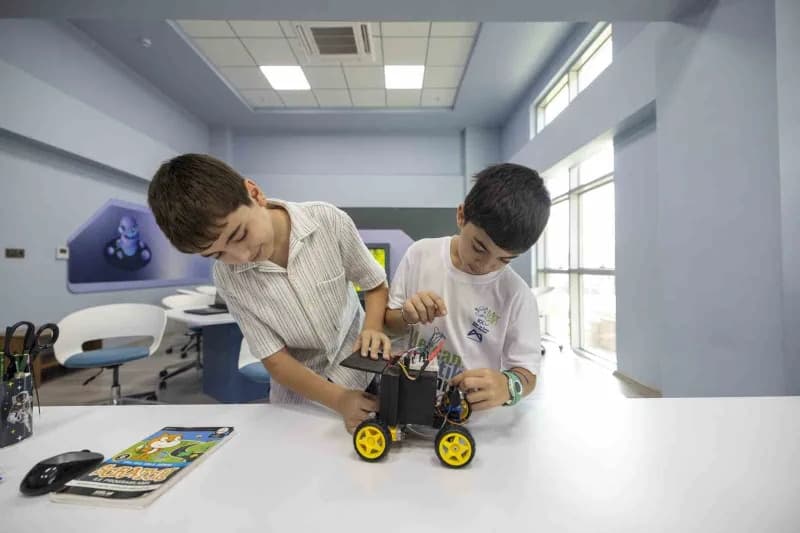 Mersin Mercan Bilim Merkezi öğrencileri robotik kodlama yarışmasında derece aldı
