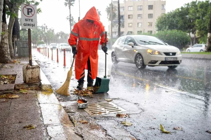 Mersin’de etkili olan ve hafta boyunca devam etmesi beklenen sağanak yağışlara karşı Büyükşehir Belediyesi ve MESKİ ekip