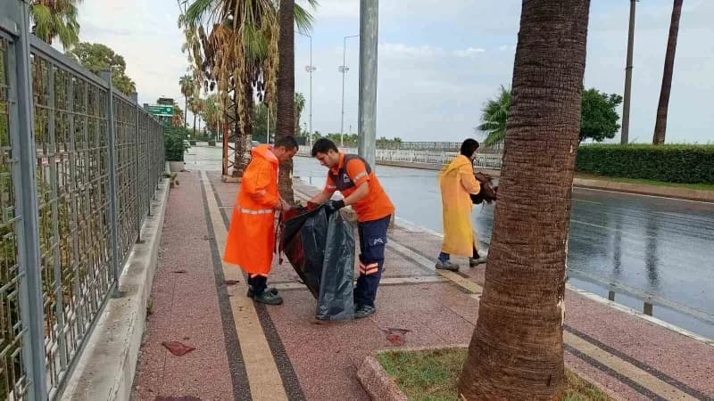 Mersin’de sağanak yağış öncesi mazgal ve yağmur suyu hatlarında temizlik yapan ekipler