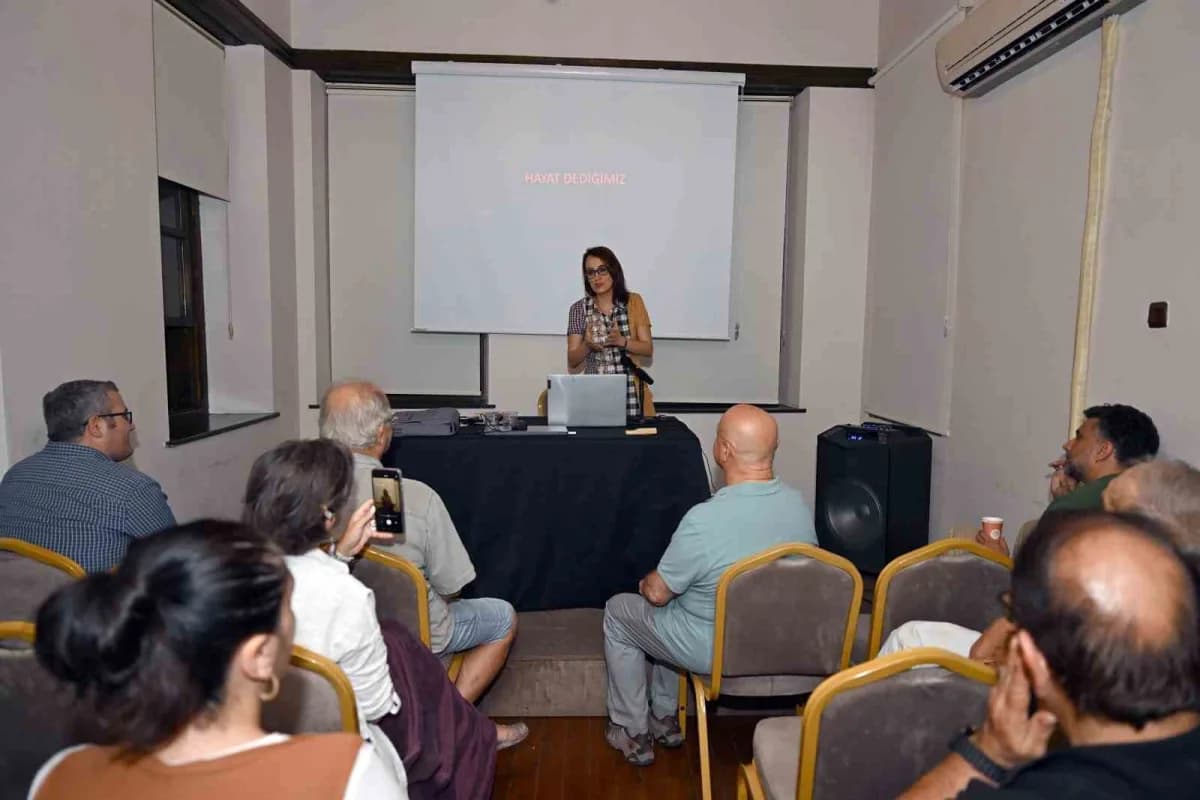 Mersin’de düzenlenen Sanat ve Fotoğraf Söyleşileri etkinliğinde Hulki Muradi konuşma yapıyor