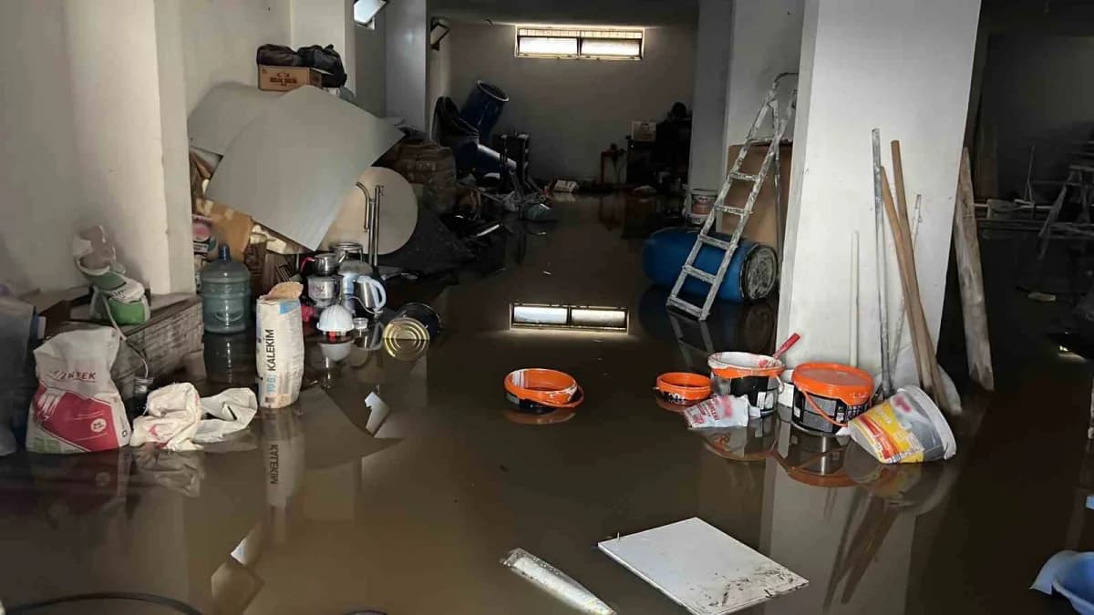 Mersin’de sel sonrası sular altında kalan yollar ve sürüklenen araçlar
