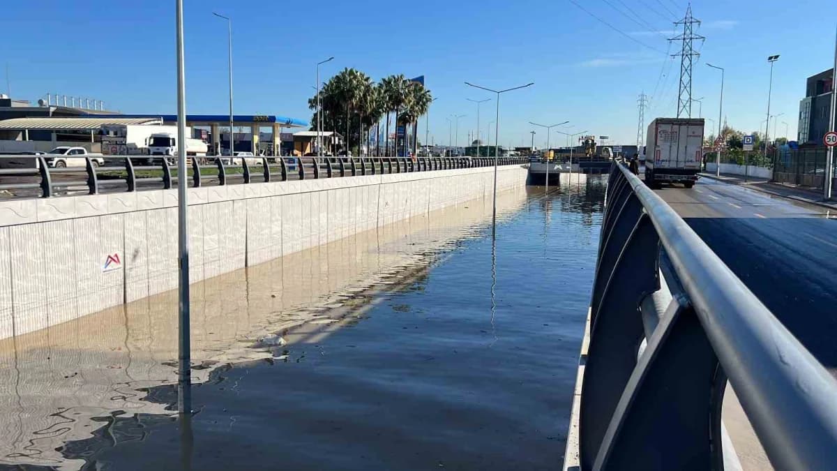 Meteoroloji ve AFAD tarafından turuncu kodlu kuvvetli yağış uyarısı yapılan Mersin'de, dün sabah saa