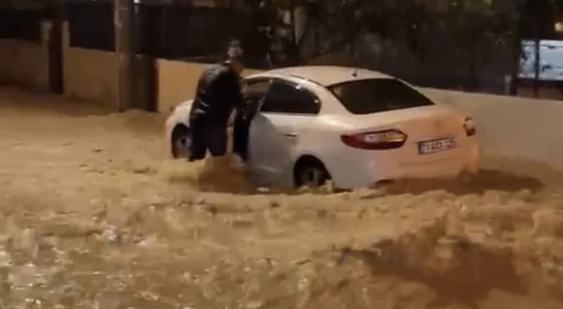 Meteoroloji ve AFAD tarafından turuncu kodlu kuvvetli yağış uyarısı yapılan Mersin'de, dün sabah saa