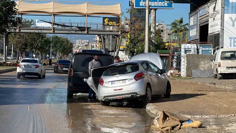 Meteoroloji ve AFAD tarafından turuncu kodlu kuvvetli yağış uyarısı yapılan Mersin'de, dün sabah saa