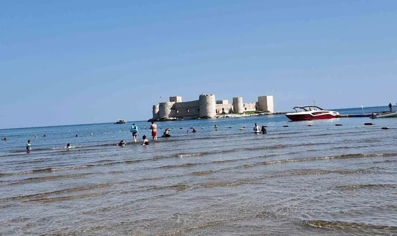 Türkiye’nin önemli turizm noktalarından Mersin’de sezon bitmesine rağmen sakinliği sevenler, sıcaklığın artmasıyla deniz