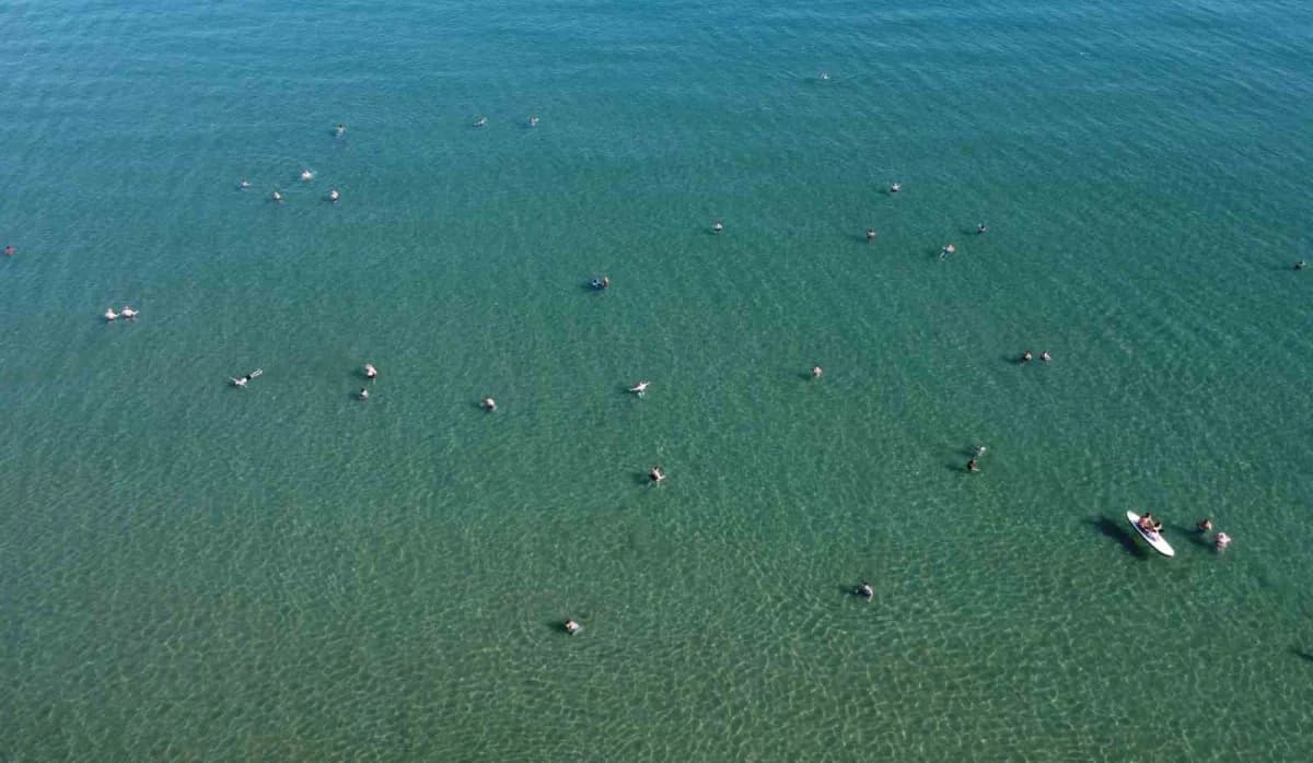 Türkiye’nin önemli turizm noktalarından Mersin’de sezon bitmesine rağmen sakinliği sevenler, sıcaklığın artmasıyla deniz