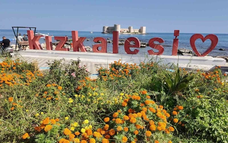 Türkiye’nin önemli turizm noktalarından Mersin’de sezon bitmesine rağmen sakinliği sevenler, sıcaklığın artmasıyla deniz