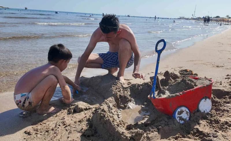 Türkiye’nin önemli turizm noktalarından Mersin’de sezon bitmesine rağmen sakinliği sevenler, sıcaklığın artmasıyla deniz