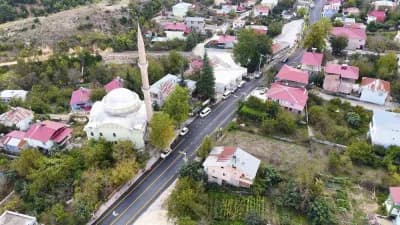 Mersin Toroslar kırsal mahallelerinde asfalt ve kaldırım yenileme çalışmaları yapan belediye ekipleri