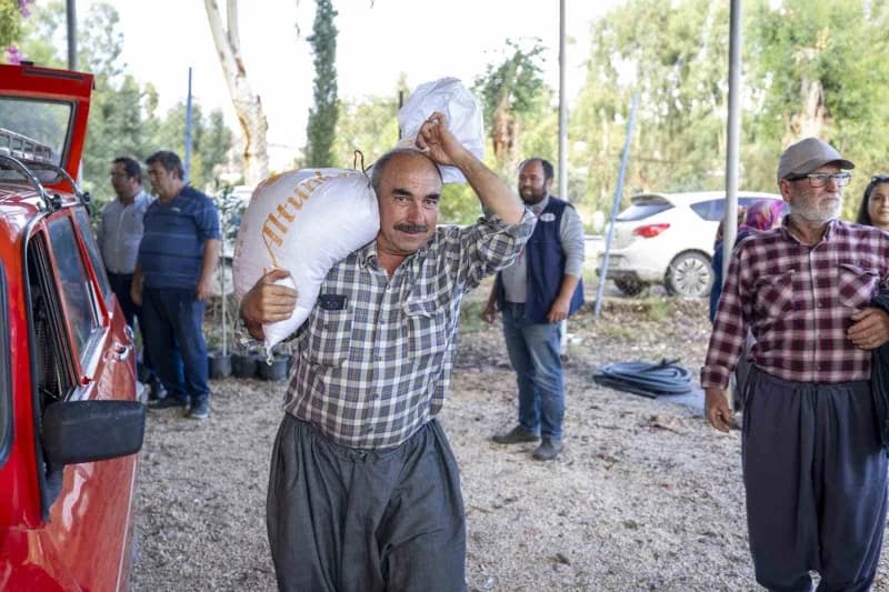 Mersin Büyükşehir Belediyesi tarafından Erdemli ve Silifke ilçelerinde düzenlenen Tarımsal Destek da