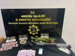 Mersin’de uyuşturucu operasyonunda ele geçirilen uyuşturucu maddeler ve ruhsatsız silahlar