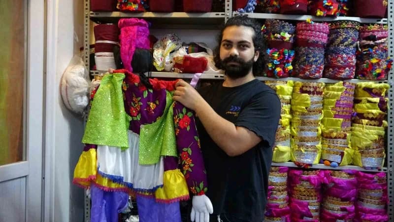 Mersin’de genç girişimci Ekin Şahin aileden devraldığı yöresel kostüm işini sürdürüyor