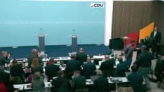 Almanya Başbakanı Friedrich Merz, basın toplantısında konuşuyor