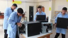 Amasya’da meslek lisesi öğrencileri elektronik atıkları tamir ederek köy okuluna bilgisayar laboratuvarı kuruyor