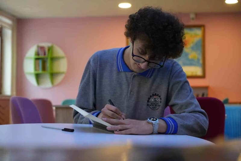 Bayburt Mesleki ve Teknik Anadolu Lisesi öğrencisi Muhammed Eren Özeler kitap yazma sürecinde