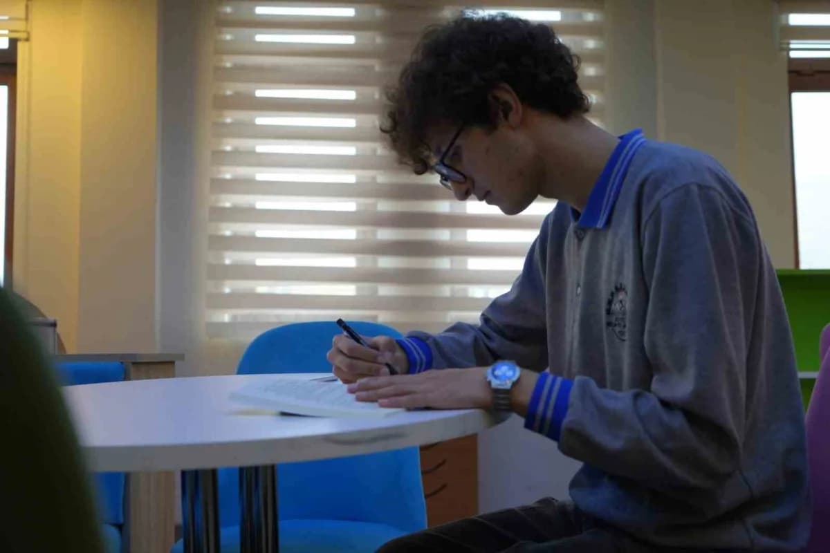 Meslek Lisesi öğrencisinin edebiyat tutkusu romana dönüştü: 4 ayda kitap yazdı