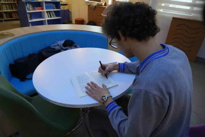 Meslek Lisesi öğrencisinin edebiyat tutkusu romana dönüştü: 4 ayda kitap yazdı