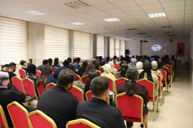 Doç. Dr. Fatma Esen Bingöl Üniversitesi'nde iklim ve metan gazı konferansı verirken