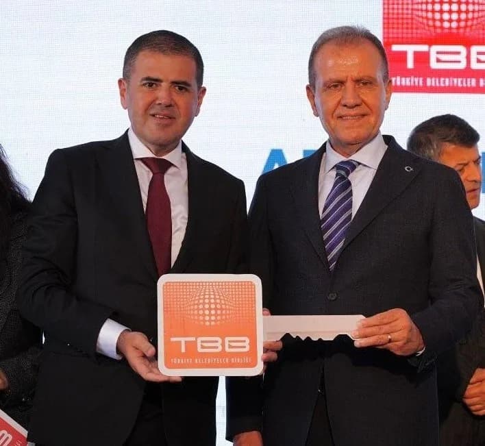 Mersin Büyükşehir Belediye Başkanı Vahap Seçer(sağda), Mezitli Belediye Başkanı Ahmet Serkan Tuncer (Solda), bir etkinli