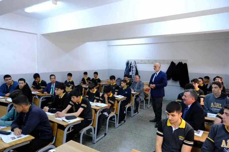 Sivas Cumhuriyet Üniversitesi Rektörü Prof. Dr. Ahmet Şengönül, İmam Hatipliler Haftası kapsamında öğrencilik yıllarını