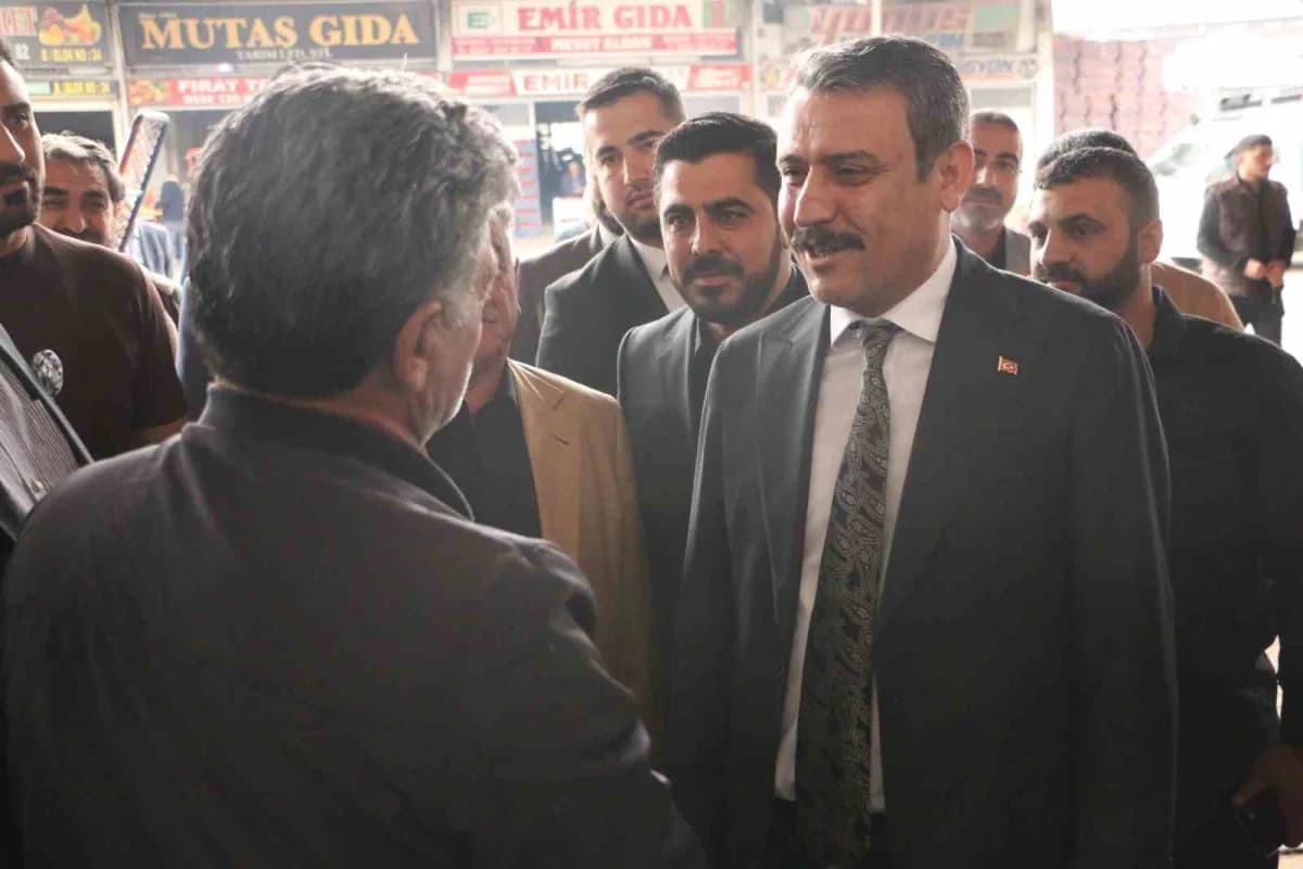 MHP Diyarbakır İl Başkanı Hasan Özcoşkun hal esnafıyla Diyarbakır Gıda, Sebze ve Meyve Hali’nde görüşüyor