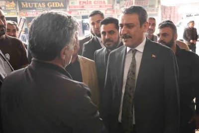 MHP Diyarbakır İl Başkanı Hasan Özcoşkun hal esnafıyla Diyarbakır Gıda, Sebze ve Meyve Hali’nde görüşüyor