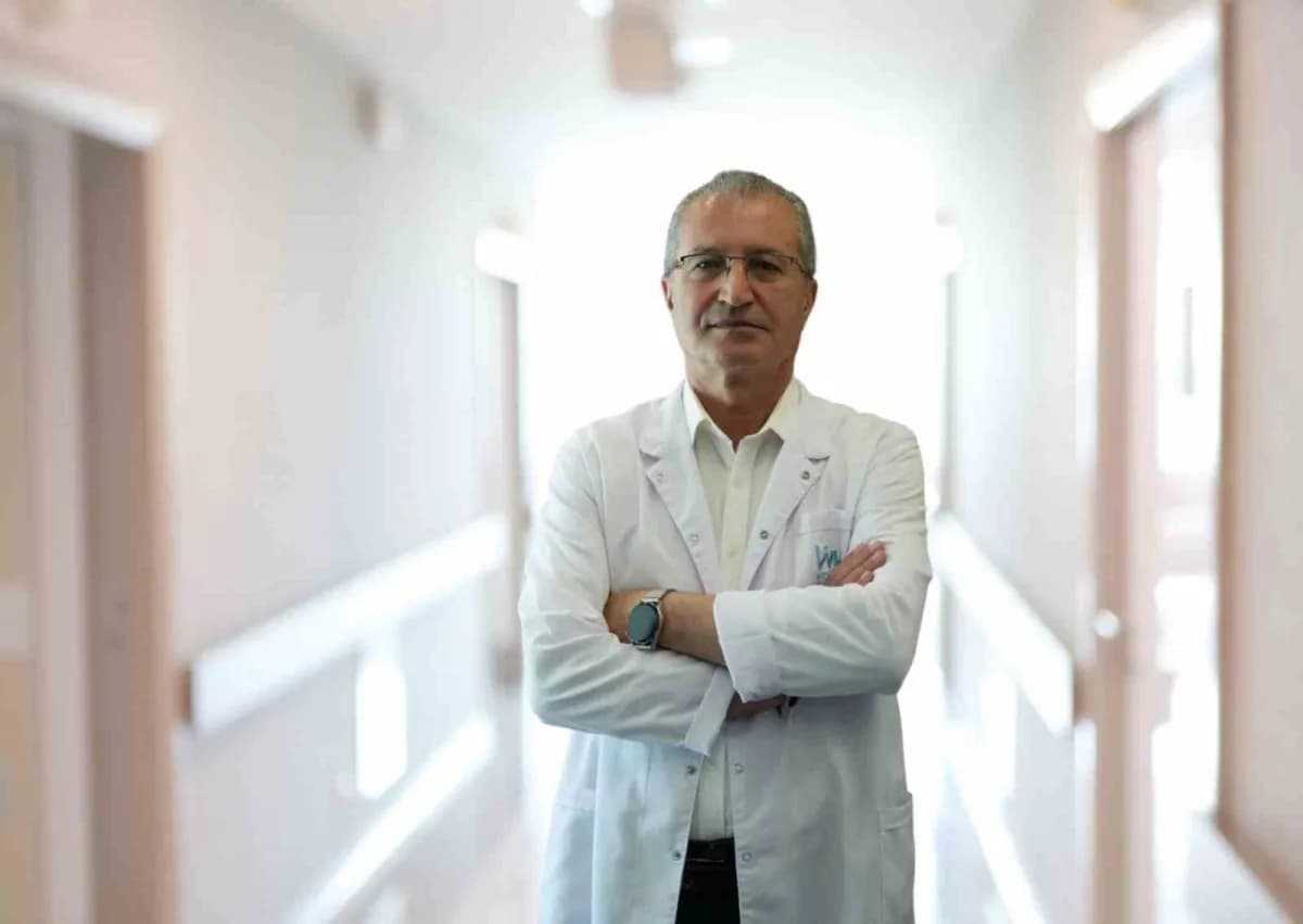 Genel Cerrahi Uzmanı Prof. Dr. Hasan Bektaş mide kanseri hakkında bilgi verirken