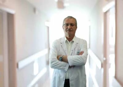 Genel Cerrahi Uzmanı Prof. Dr. Hasan Bektaş mide kanseri hakkında bilgi verirken