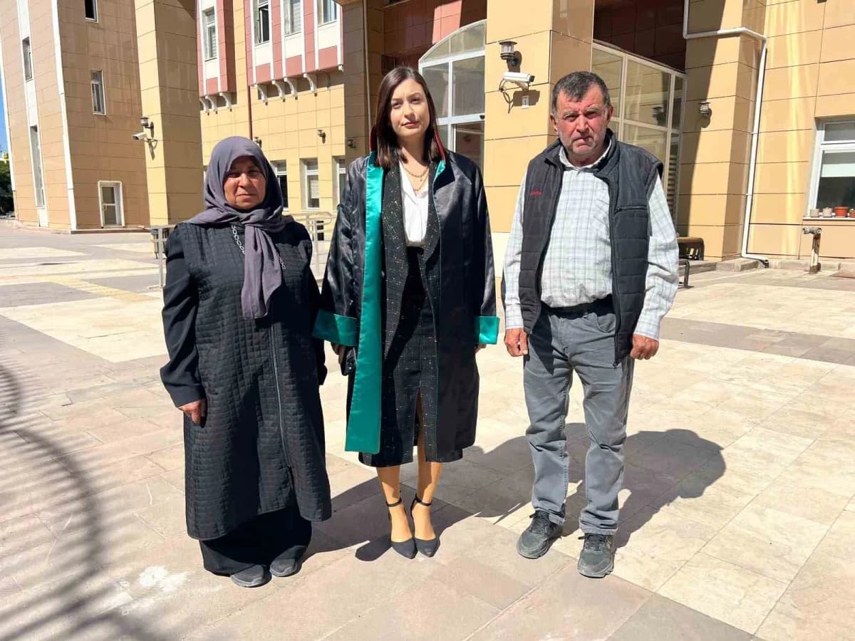 Anne Seher Yaldız, avukat Aleyna Altar, baba Ercan Yaldız duruşma sonrası gazetecilere açıklama yaptı.