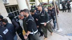 Milas Belediyesi önünde polis ve adliye araçları ile tutuklama operasyonu