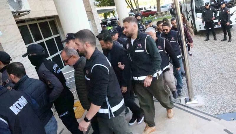 Milas Belediyesi önünde polis ve adliye araçları ile tutuklama operasyonu