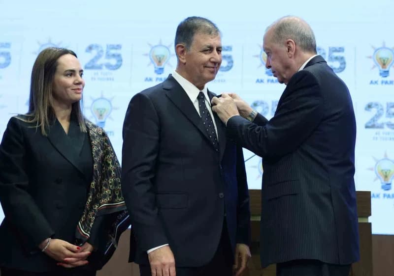 Cumhurbaşkanı Erdoğan, konuşmasının ardından İzmir Büyükşehir Belediye Başkanı Tugay'a rozetini taktı.