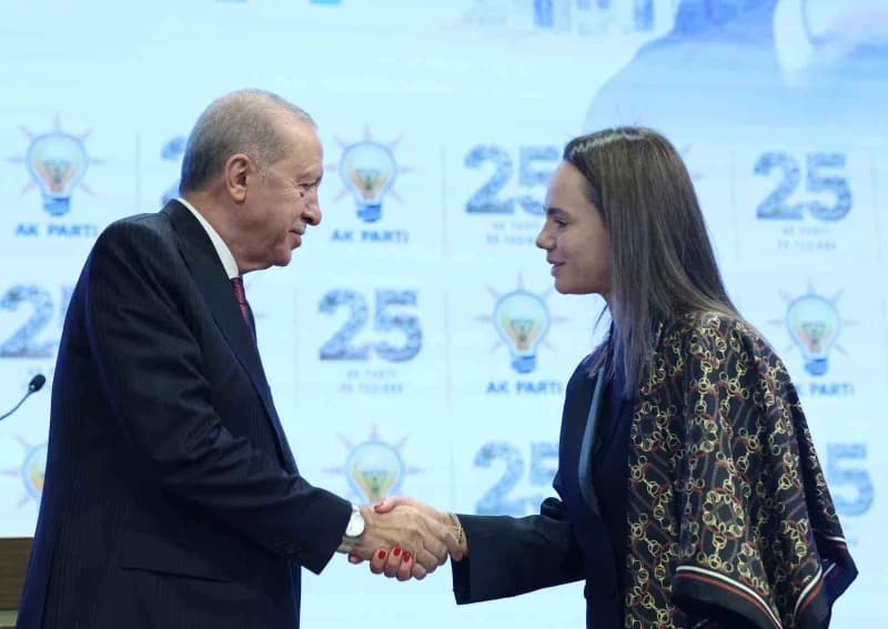 Cumhurbaşkanı Erdoğan, konuşmasının ardından İzmir Büyükşehir Belediye Başkanı Tugay'a rozetini taktı.