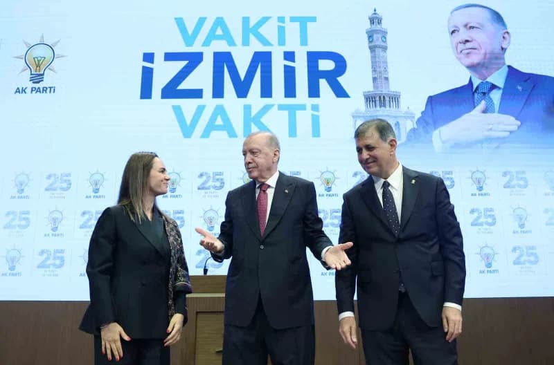 Cumhurbaşkanı Erdoğan, konuşmasının ardından İzmir Büyükşehir Belediye Başkanı Tugay'a rozetini taktı.