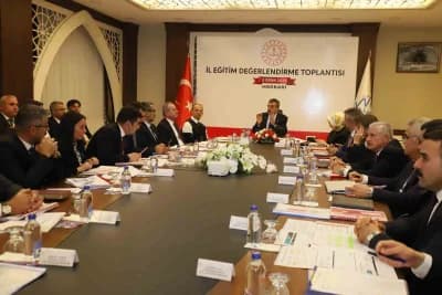 Milli Eğitim Bakanı Yusuf Tekin Hakkari’de İl Eğitim Değerlendirme Toplantısı’nda konuşma yaparken