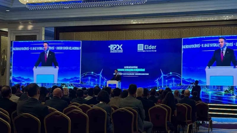 Alparslan Bayraktar, Ankara'da özel bir otelde gerçekleştirilen ‘elektrik Dağıtım Sektöründe 1'inci