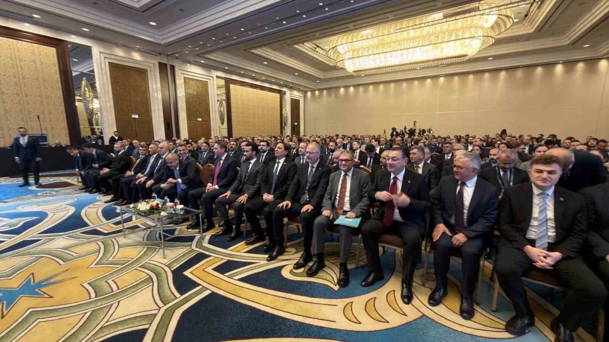 Alparslan Bayraktar, Ankara'da özel bir otelde gerçekleştirilen ‘elektrik Dağıtım Sektöründe 1'inci