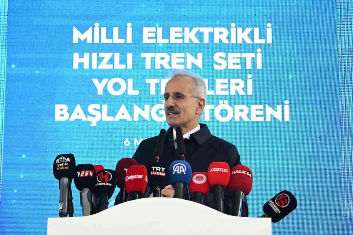 Milli Hızlı Tren setinin üretim aşamasında raylara hazırlanması