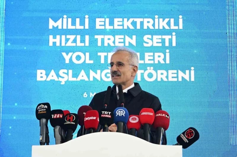 Milli Hızlı Tren setinin üretim aşamasında raylara hazırlanması