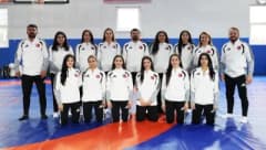 2026 Dünya Büyükler Güreş Şampiyonası'nda kadın güreşçiler minderde mücadele ediyor