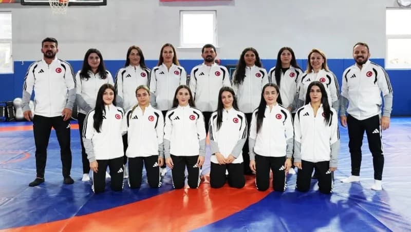 2026 Dünya Büyükler Güreş Şampiyonası'nda kadın güreşçiler minderde mücadele ediyor